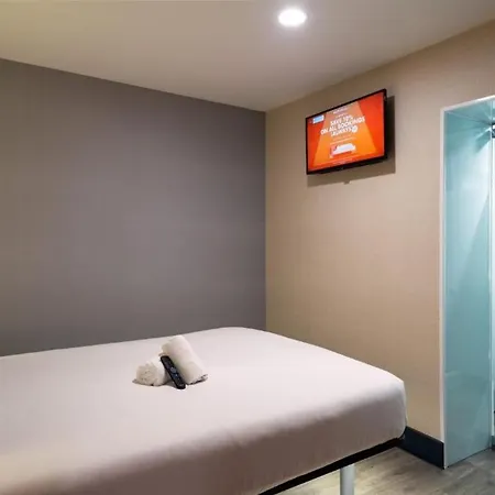 Easyhotel Leeds 3*