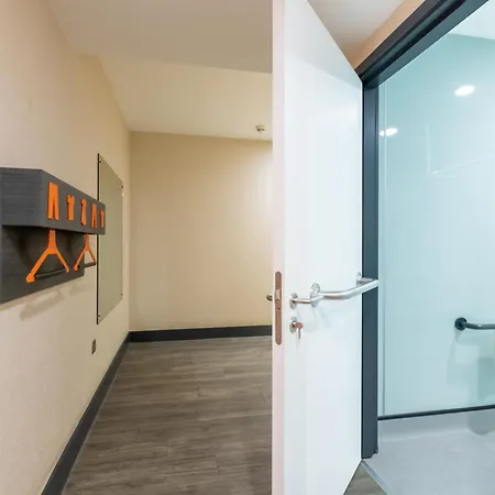 Easyhotel