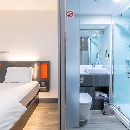 Easyhotel 2*