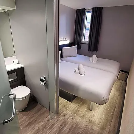 Easyhotel 2*