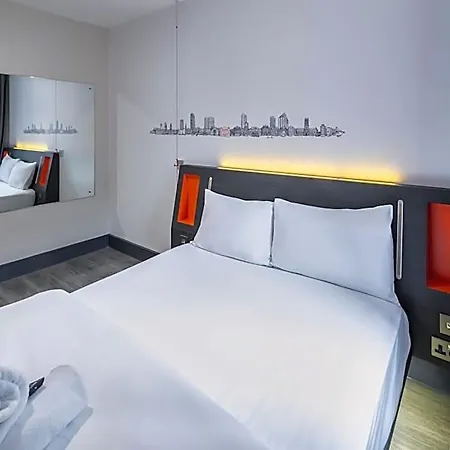 Easyhotel 2*