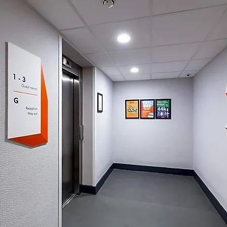 Easyhotel 2*