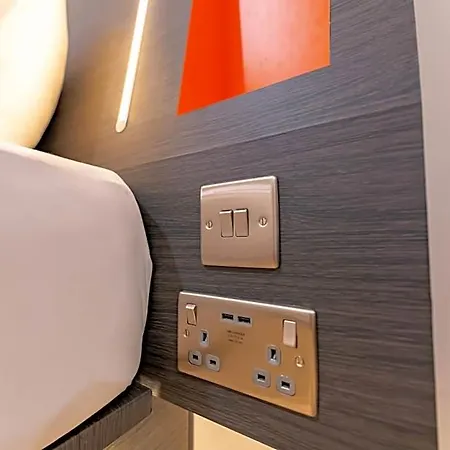 Easyhotel 2*