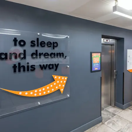 Easyhotel 2*