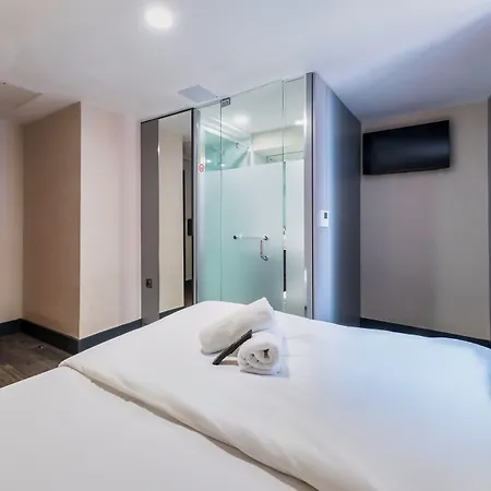 Easyhotel