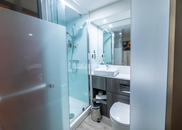 Easyhotel Готель Лідс