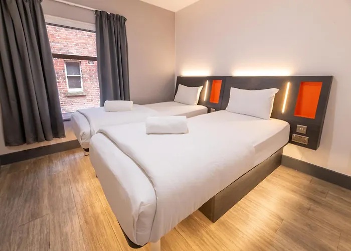 Easyhotel Готель Лідс