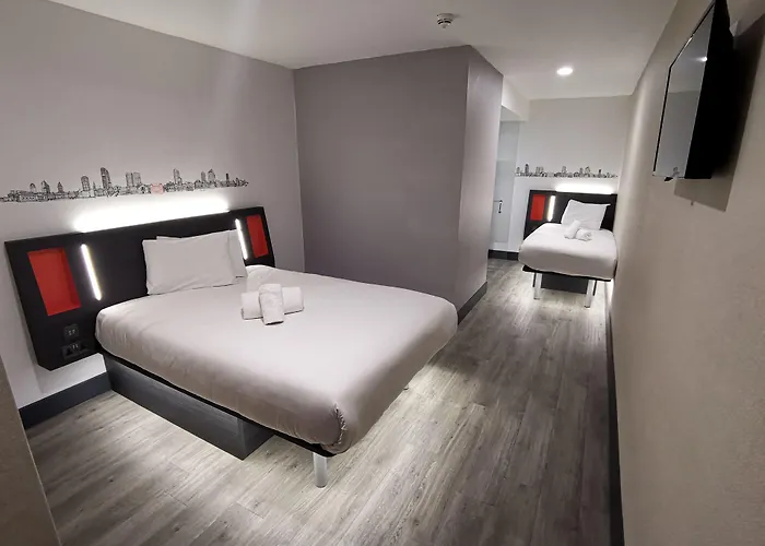 Easyhotel Готель