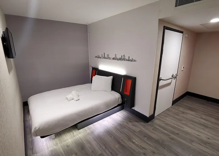 Easyhotel Готель 2*