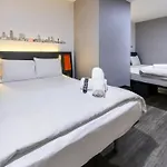 Easyhotel 호텔