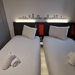 Easyhotel 호텔