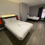 Easyhotel 호텔