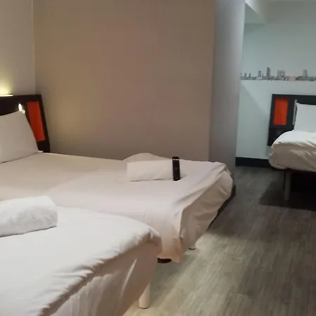 Easyhotel 2*
