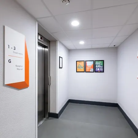 Easyhotel 2*
