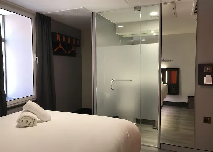Easyhotel 2*
